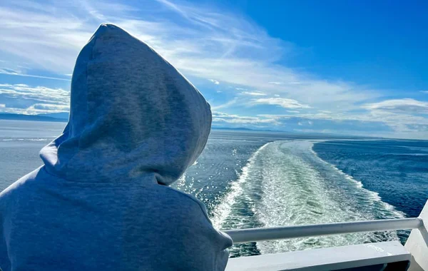 Έφηβο Κορίτσι Πλέει Μακριά Πλοίο Κοιτάζει Απόσταση Είναι Ντυμένη Γκρι — Φωτογραφία Αρχείου