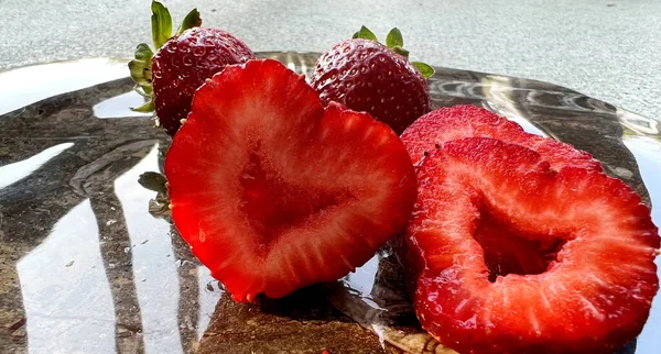 Treat Valentines Day Lovers Bright Red Cut Strawberry Form Heart — Fotografia de Stock