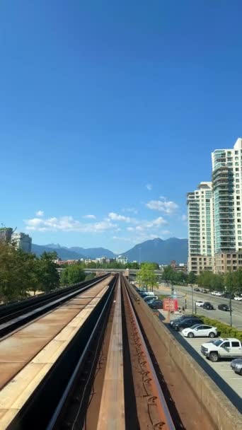 Train Traveling Road Fast Shooting Another Skytrain Coming Front Window — Vídeo de Stock