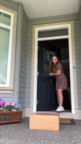 Κορίτσι Βγαίνει Έξω Όταν Βλέπει Κουτί Κοντά Στην Πόρτα Κοιτάζει — Αρχείο Βίντεο
