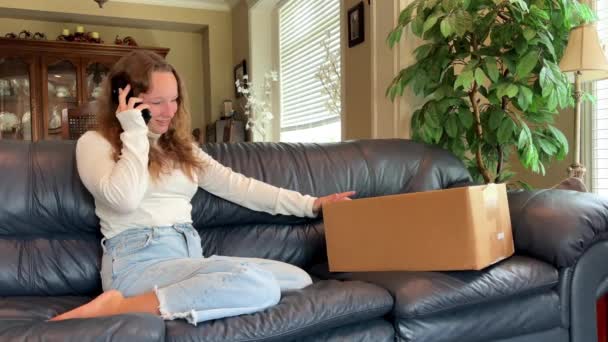Μια Νεαρή Γυναίκα Είναι Πολύ Χαρούμενη Την Παράδοση Αγγίζει Κουτί — Αρχείο Βίντεο