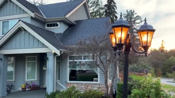 Evening Lit Lantern House Just Starting Get Dark Private House — Vídeos de Stock