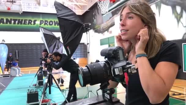 Photographer Girl Instructs How Stand Take Pictures Correctly Photo Shoot — Vídeo de Stock
