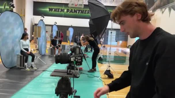 Photo Shoot Gym School Album High School Students Teenagers Queue — Stockvideo