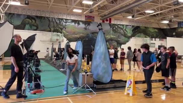 Photo Shoot Gym School Album High School Students Teenagers Queue — стоковое видео