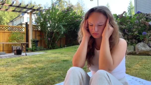 Fejfájás Vagy Megfázás Lány Belefáradt Mindenbe Kezét Feje Mögé Tartja — Stock videók