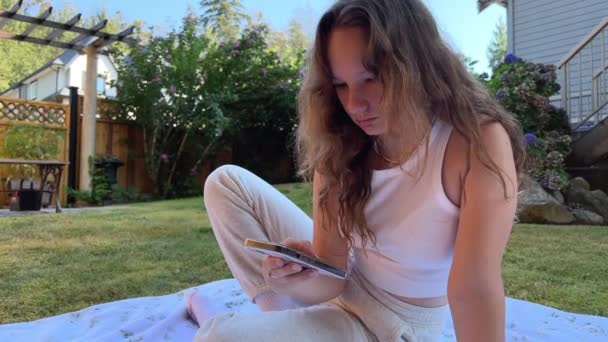European Girl Está Sentada Claro Sobre Una Manta Blanca Con — Vídeos de Stock