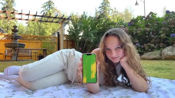 Ragazza Adolescente Dai Capelli Biondi Con Telefono Chiave Chroma Nel — Video Stock