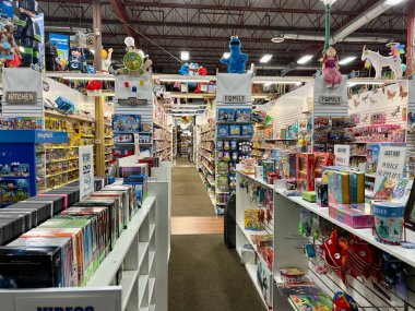 Her çocuk için cennet, içinde harika oyuncaklar olan farklı kutularla dolu bir oyuncakçı. Çocukken oynamak istediğin oyuncaklarla, hatta bir yetişkinin bile oraya gitmesi. Ben de orada kalmak istiyorum.