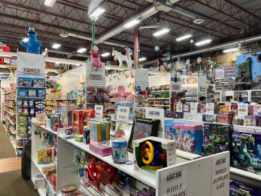 Her çocuk için cennet, içinde harika oyuncaklar olan farklı kutularla dolu bir oyuncakçı. Çocukken oynamak istediğin oyuncaklarla, hatta bir yetişkinin bile oraya gitmesi. Ben de orada kalmak istiyorum.