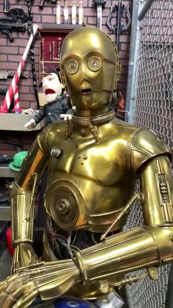 Robot Filmu Hvězdné Války Žluté Zbroji Stojí Dívá Rámu Hraček — Stock video