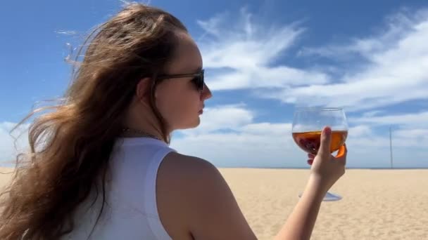 Dívka Skleněnou Pravou Rukou Sedí Zády Kameře Pozadí Atlantského Oceánu — Stock video