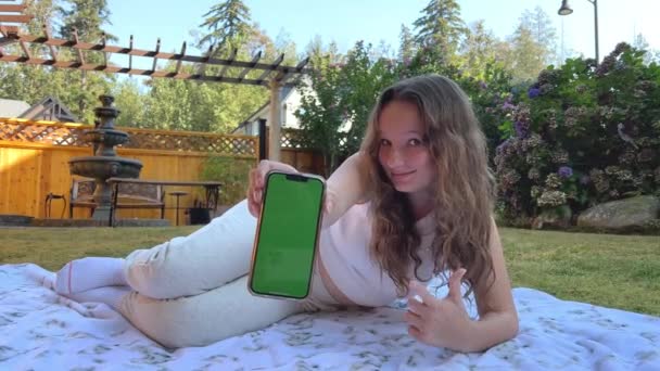 Blondes Teenie Mädchen Mit Chroma Schlüsseltelefon Auf Der Wiese Hof — Stockvideo