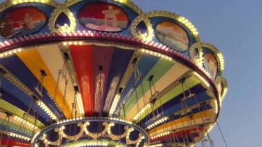 Çocukların ve insanların olmadığı parklarda kimse parlak renklere sahip değil ama hayat yok ya da çocukların beklentileri Kanada Vancouver 08.2022 mutluluğundan memnun.