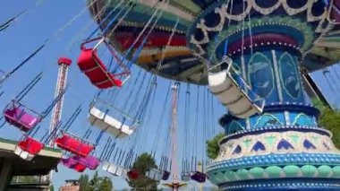 Avrupa megalopolis 'teki Noel pazarında Popüler Başkan Swing Rides atlıkarınca sürücüsü. Yüksek kalite 4k görüntü