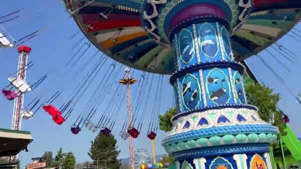 Karusellrondellen Swinging Vända Attraktioner Parken Och Underhållning För Vuxna Och — Stockvideo