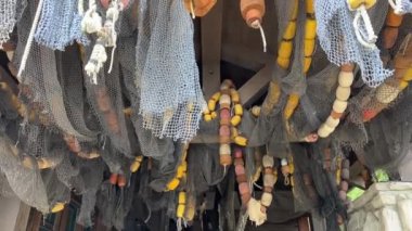 Balık ağları çok renkli şamandıralarla asılı, kamera yavaşça geçiyor, onları filme çekiyor. Süpermarket veya su eğlencesi için ekran koruyucu olarak kullanılabilir. Gizemli ve puslu bir şey.