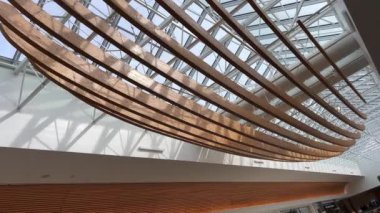 Surrey 'deki Surray Alışveriş Merkezi' nin binasındaki salon. Üst kat. Vancouver Kanada 09.2022 numaralı gemi şeklinde şeffaf bir çatısı olan üst kat.