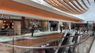 Surrey 'deki Surray Alışveriş Merkezi' nin binasındaki salon. Üst kat. Vancouver Kanada 09.2022 numaralı gemi şeklinde şeffaf bir çatısı olan üst kat.