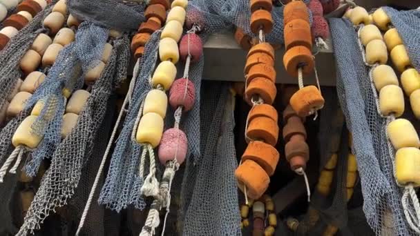 Redes Pesca Colgando Con Flotadores Multicolores Cámara Pasa Lentamente Filmando — Vídeo de stock