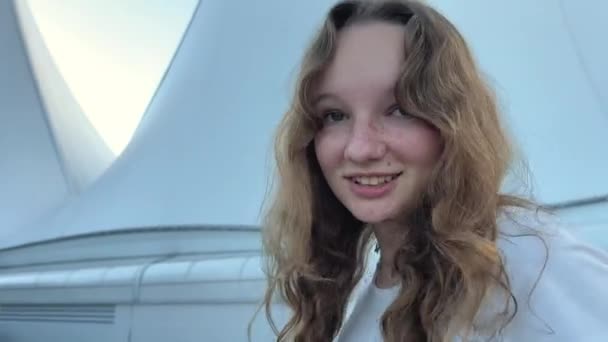 Une Adolescente Sur Fond Blanc Voile Canada Place Danse Sourit — Video