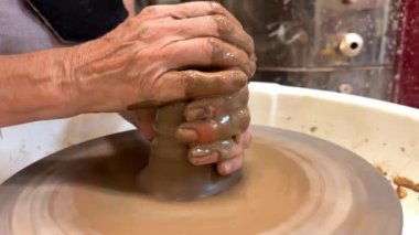 Çömlekçi çarkları yemek ve seramik ürünleri şekillendirmek için kullanılan bir araçtır. Ürünlerin şeklini değiştirmek için döner durağanlık kullanılır. Üretken kadınların elleri mutfak nesnesi oluşturur.