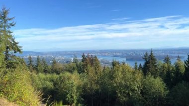 Cypress İl Parkı 'nın güney kesimindeki Cypress Dağı Britanya Kolumbiyası Park Kullanım İzni ile işletilen otel yasal olarak Cypress Bowl Rekreasyon Limited Partnership' e aittir.