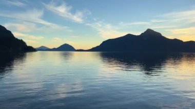 Seyahat acentesi Porteau Cove Provincial Park Sunset City için arka plan Pasifik Okyanusu 'na yansıyan suya batmış ayna görüntüsü yaratan kamera doğanın güzelliğini yavaş yavaş yakalıyor. 