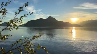 Porteau Cove Provincial Park Kanada Vancouver güzel doğa Pasifik okyanusu ve dağlar geri dönüyor ve suya yansıyor.