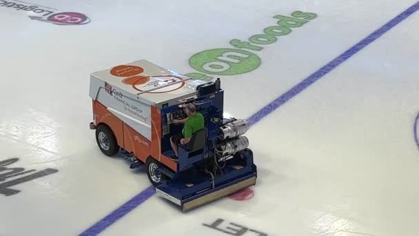 Cleaning Machine Removing Snow Pieces Ice Arena Hockey Vancouver Giants — стокове відео