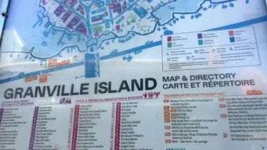 Granville Adası yarımadası ve Vancouver BC Fairview bölgesinde alışveriş bölgesi. Vancouver 'ın karşısından Vancouver şehir merkezinden Granville Caddesi Köprüsü' nün güney ucunda 09.2022 Kanada.