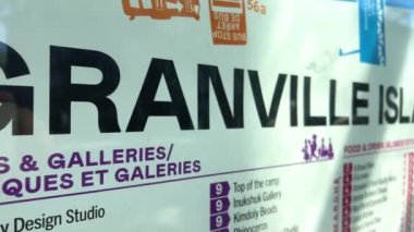 Granville Adası yarımadası ve Vancouver BC Fairview bölgesinde alışveriş bölgesi. Vancouver 'ın karşısından Vancouver şehir merkezinden Granville Caddesi Köprüsü' nün güney ucunda 09.2022 Kanada.