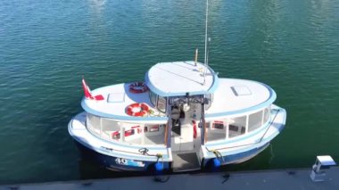 Granville Adası yarımadası ve Vancouver BC Fairview bölgesinde alışveriş bölgesi. Vancouver 'ın karşısından Vancouver şehir merkezinden Granville Caddesi Köprüsü' nün güney ucunda 09.2022 Kanada.