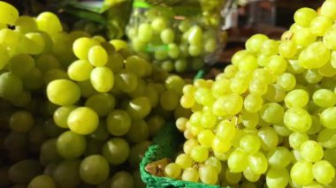 Markette, yeşil üzümlerin içinde iştah açıcı yeşil üzümler, güneşte kishmish ışıltıları, pazarda sağlıklı meyve, vejetaryen yemekleri, Granville Adası 'nda kendinizi hiçbir şeyden mahrum etmeyin.