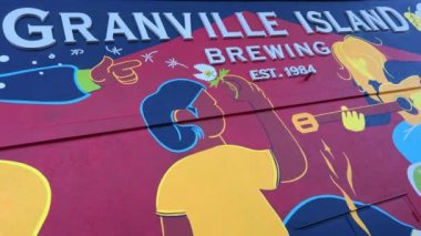 Granville Adası yarımadası ve Vancouver BC Fairview bölgesinde alışveriş bölgesi. Vancouver 'ın karşısından Vancouver şehir merkezinden Granville Caddesi Köprüsü' nün güney ucunda 09.2022 Kanada.