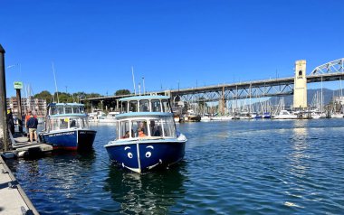 Granville Adası yarımadası ve Vancouver BC Fairview bölgesinde alışveriş bölgesi. Vancouver 'ın karşısından Vancouver şehir merkezinden Granville Caddesi Köprüsü' nün güney ucunda 09.2022 Kanada.