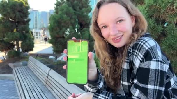 Fille Ouvre Bouche Pointe Doigt Son Téléphone Avec Écran Vert — Video