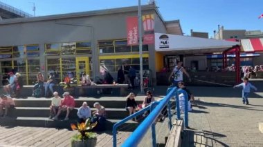 Granville Adası yarımadası ve Vancouver BC Fairview bölgesinde alışveriş bölgesi. Vancouver 'ın karşısından Vancouver şehir merkezinden Granville Caddesi Köprüsü' nün güney ucunda 09.2022 Kanada.