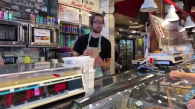 Granville Adası yarımadası ve Vancouver BC Fairview bölgesinde alışveriş bölgesi. Vancouver 'ın karşısından Vancouver şehir merkezinden Granville Caddesi Köprüsü' nün güney ucunda 09.2022 Kanada.