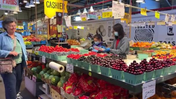 Het Dagelijks Leven Van Verkopers Kopers Overdekte Markt Veel Verkopen — Stockvideo