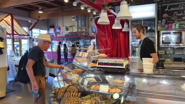 Conversation Entre Vendeur Acheteur Adulte Coiffé Chapeau Léger Pointe Doigt — Video