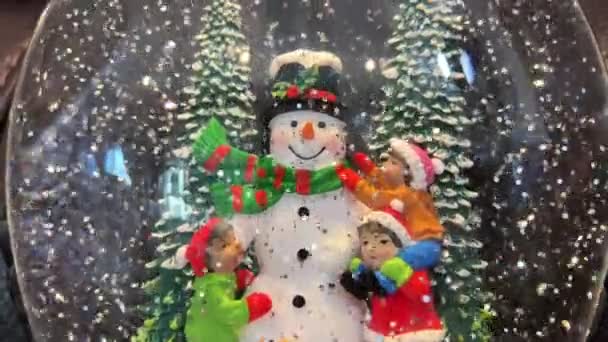 Χιόνι Σφαίρα Στην Οποία Ένας Χιονάνθρωπος Στέκεται Και Χαμογελά Αυτό — Αρχείο Βίντεο
