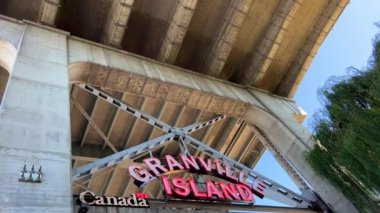 Granville Adası yarımadası ve Vancouver BC Fairview bölgesinde alışveriş bölgesi. Vancouver 'ın karşısından Vancouver şehir merkezinden Granville Caddesi Köprüsü' nün güney ucunda 09.2022 Kanada.