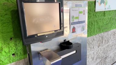 Cam toplama noktası. Kutu, şişe ve boş kutular kiralanan bir yer. İçki satılırken Tara 'nın fiyatı da dahil.