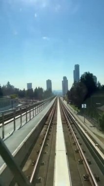 Hızlandırılmış vancouver hava treni ön camdaki iki atış arasındaki uzaklık... 09.2022 Kanada 'daki gökdelenlerin yanı sıra... titreşen rayları da görebilirsiniz.