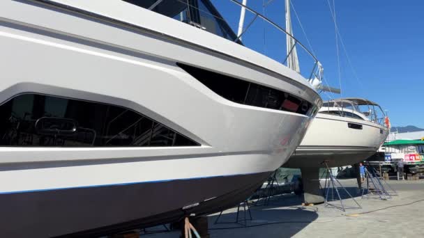 豪華なグランビル島の豊かな生活2つの美しい船は 天気の良い天気の良い日を修復するために準備された高床式プラットフォームに立つヨット旅行カナダバンクーバー09 2022 — ストック動画