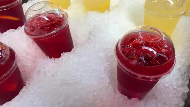 Bebidas Amarillas Rojas Vasos Plástico Colocan Hielo Bebida Cereza Frambuesa — Vídeos de Stock