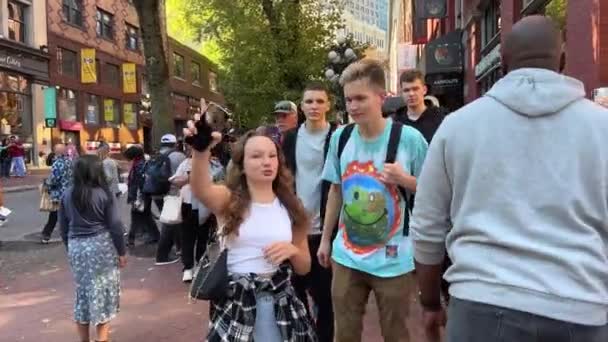 Gastown Steam Óra Tinédzserek Turisták Sétálgatnak Vancouver Lány Ujjal Mutogat — Stock videók