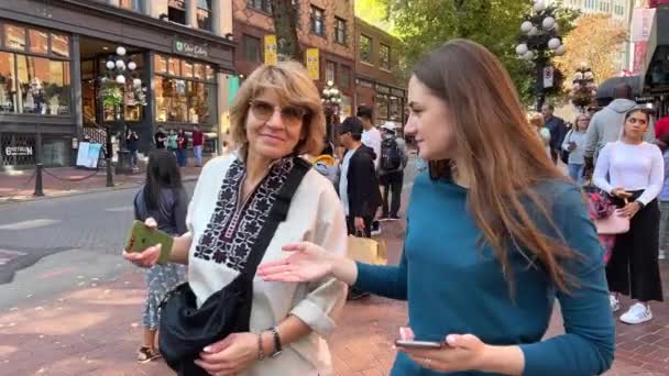 Μετακίνηση Ουκρανών Στον Καναδά Γυναίκα Κεντημένη Δύο Γυναίκες Τουρίστες Περπατούν — Αρχείο Βίντεο