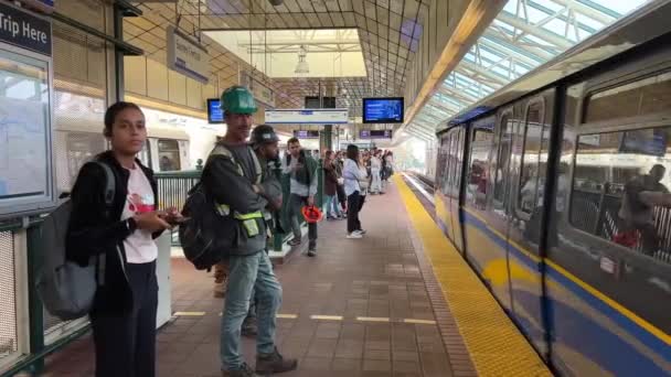 Skytrain Blue Line Surrey Vancouver Surrey Centrum Stanice Pracovníci Helmách — Stock video